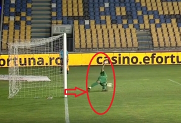 VIDEO: Thủ môn bị đuổi khỏi sân vì tội...cản phá thành công penalty