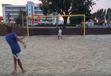 VIDEO: 1 triệu lượt xem loạt penalty 'luật rừng' giữa 2 cậu bé