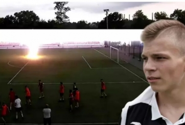 VIDEO: Thủ môn 'bay màu' vì bị 'trời đánh' ngay trên sân