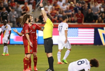 VIDEO: Cầu thủ bị đuổi khỏi sân vì tội chơi xấu trọng tài