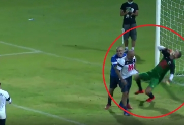 VIDEO: Màn ăn vạ lố lăng của thủ môn và cái kết đáng đời
