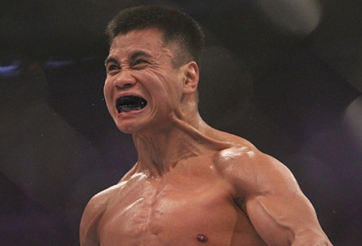 VIDEO: Cung Lê nhấc bổng đối thủ, ném văng xuống sàn