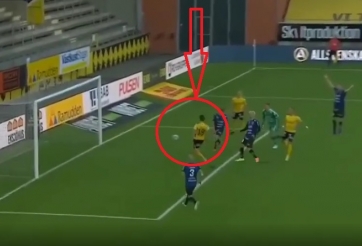 VIDEO: Cơ hội trên trời rơi xuống và pha bỏ lỡ khó tin nhất thập kỷ