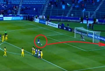 VIDEO: Cầu thủ 'tắm hai lần trên một dòng sông' ở chấm penalty