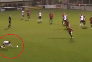 VIDEO: Cú đá phạt 'nghiệt ngã' nhất lịch sử bóng đá