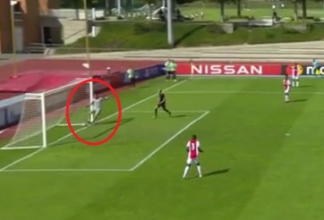 VIDEO: Thủ môn Ajax 'đốt lưới nhà' như bán độ