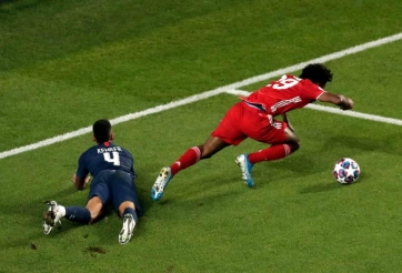 VAR 'bỏ quên' 2 quả penalty ở trận chung kết C1?