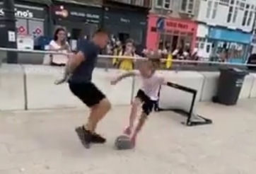 VIDEO: Bé gái 10 tuổi xâu kim thanh niên siêu đỉnh để ghi bàn