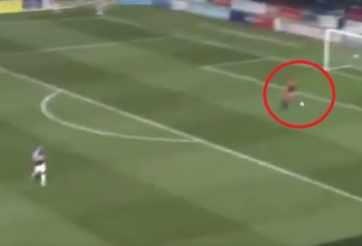 VIDEO: Thủ môn 'tấu hài' tạo ra bàn thua ngớ ngẩn nhất lịch sử