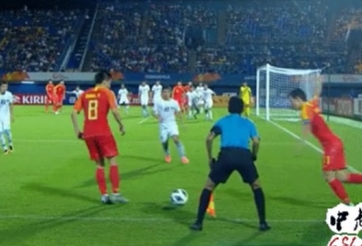 VIDEO: Cầu thủ Trung Quốc đá phạt góc như diễn hài