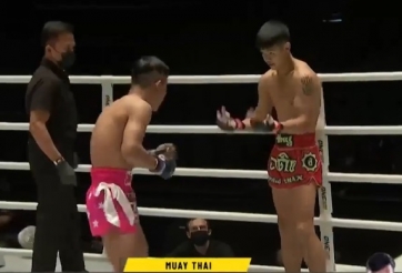 VIDEO: Khiêu khích đối thủ, võ sĩ Trung Quốc nhận cái kết thảm hại