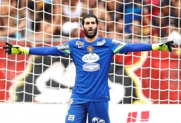 Thủ môn bị đánh hội đồng vì cản phá quá hay