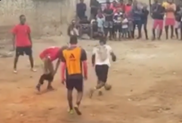 VIDEO: Cầu thủ qua người bằng tuyệt chiêu tụt quần đối phương