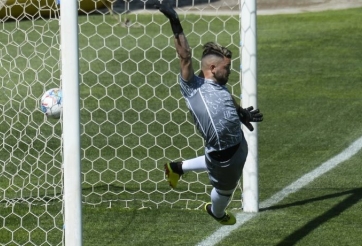 Trọng tài ngớ ngẩn và màn 'tấu hài' độc nhất vô nhị