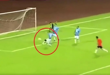 VIDEO: Cầu thủ Trung Quốc phản lưới nhà 'khó đỡ' nhất lịch sử