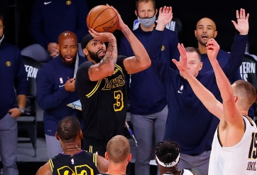 Anthony Davis ném buzzer-beater, Lakers thoát thua nghẹt thở