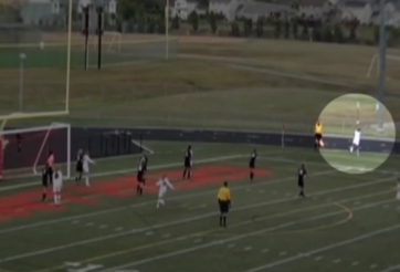 VIDEO: Nữ cầu thủ ghi bàn bằng tay theo cách vô tiền khoáng hậu