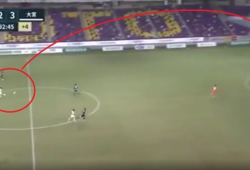 VIDEO: Tuyệt phẩm sút xa thách thức giới hạn trí tưởng tượng