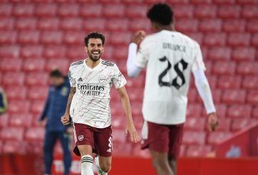 Arsenal thắng nghẹt thở Liverpool trên chấm penalty