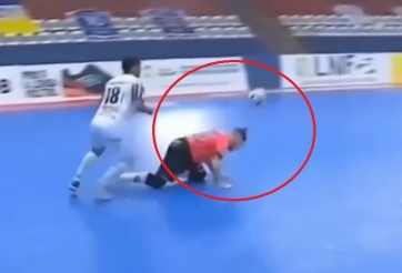 VIDEO: Thủ môn áp dụng hoàn hảo 'thiết đầu công' vào bóng đá