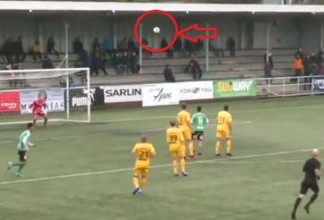 VIDEO: Siêu phẩm 'bắn chim' khiến thủ môn không tin vào mắt mình