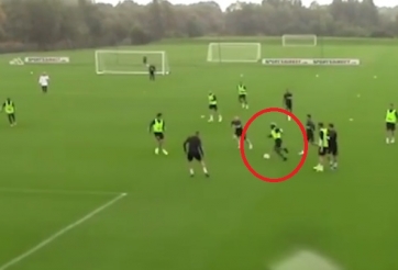 VIDEO: 'Thánh quẩy' Ngoại hạng Anh lập siêu phẩm đậm chất 'tù trưởng'