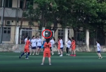 VIDEO: Nữ sinh viên Hà Nội gây sốt với siêu phẩm đá phạt