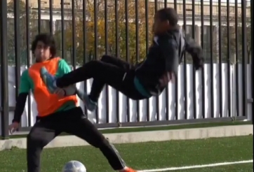 VIDEO: 'Cười vỡ bụng' khi fan cuồng Neymar gặp 'đệ tử Ramos'