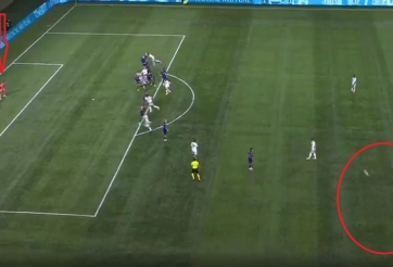 VIDEO: Thủ môn ngớ ngẩn biến cú sút phạt 45m thành bàn thua