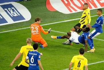 Đánh bại Schalke, Dortmund tiếp tục bám đuổi Bayern Munich