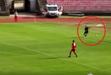 VIDEO: Hậu vệ 'ngáo' và thủ môn 'ngơ' tạo nên bàn thua khó đỡ