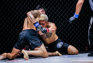 Báo thế giới tung hô võ sĩ gốc Việt sau màn tranh đai lịch sử