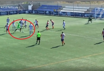 VIDEO: Thủ môn vừa ghi bàn đã hóa tội đồ vì ham ăn mừng