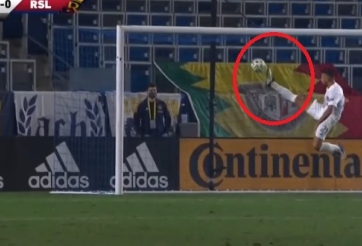 VIDEO: Hậu vệ thi triển 'tuyệt kỹ Thiếu Lâm' cứu thua trên vạch vôi