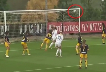 VIDEO: Siêu sao nữ loại bỏ 4 hậu vệ rồi dứt điểm 'không đỡ nổi'