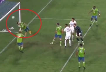 VIDEO: Cầu thủ 'phi thân' cứu thua ngay trên vạch vôi