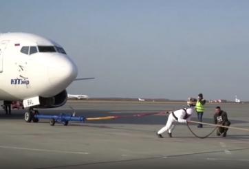 VIDEO: Người đàn ông khỏe nhất nước Nga lấy thân mình kéo máy bay 36 tấn