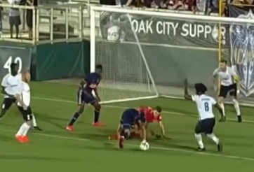 VIDEO: Hàng loạt cầu thủ sút mãi không vào như một trò đùa