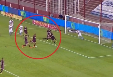 VIDEO: Tấn công kiểu 'ruồi bâu' và ghi bàn cực 'rùa'