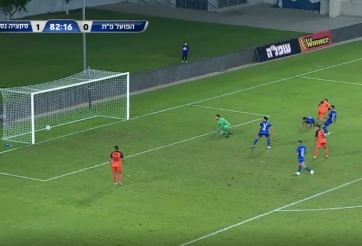 VIDEO: Tiền đạo 'quên thắp hương' trước khi vào sân thi đấu