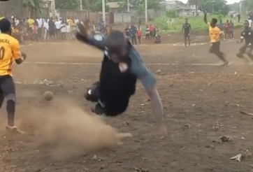 VIDEO: Động tác giả khiến đối phương ngã 'sấp mặt'