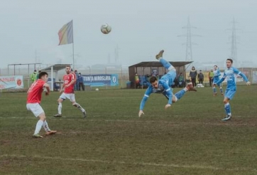 VIDEO: Lập siêu phẩm 'bọ cạp' sau pha bay người như siêu nhân