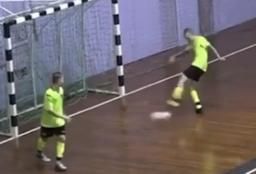 VIDEO: Cú dứt điểm 'đi vào lòng đất' của tiền đạo 'có mắt như mù'