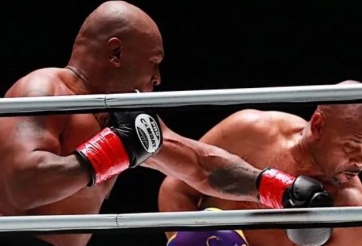 VIDEO: Mike Tyson tái xuất sau 15 năm, đấu 8 hiệp mãn nhãn