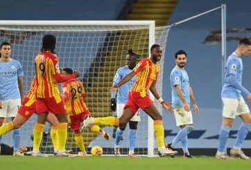 Thủ môn lên đồng, đội áp chót khiến Man City ôm hận