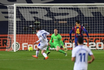 Thiếu Messi, Barca nhận trái đắng trước đội bóng tí hon