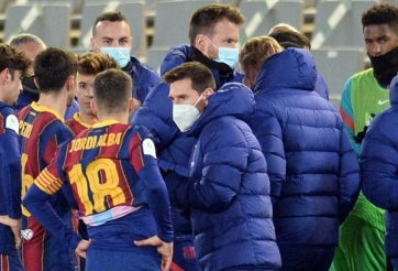 Không thi đấu, Messi ở ngoài chỉ đạo các cầu thủ Barca