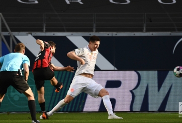 Bayern Munich bại trận trên sân của Frankfurt