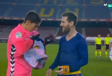 Thủ môn Elche bị sốc khi được Messi đề nghị đổi áo