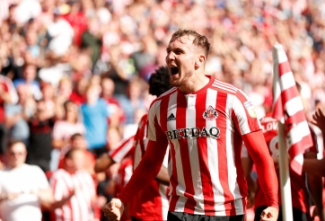 Cầu thủ hạng nhì Anh ghi bàn nhiều hơn Messi và Haaland